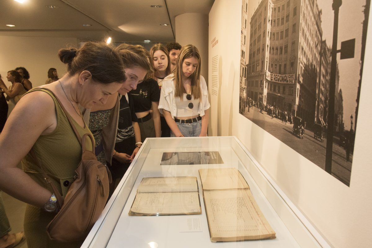 Grupos de jóvenes visitan la exposición Las Cajas de Amsterdan en la Guerra Civil. Javier Blasco.